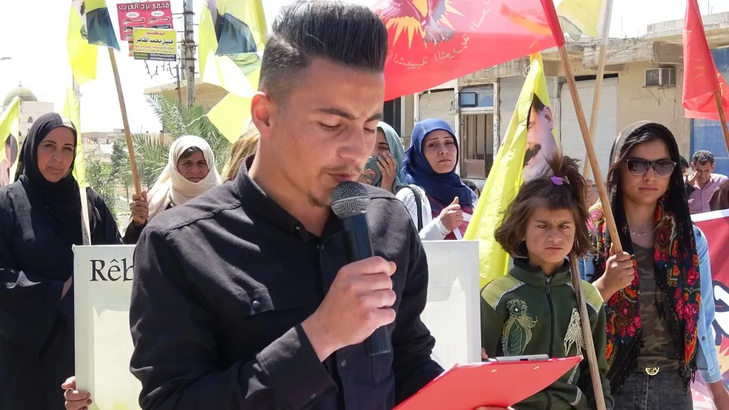 Ciwanên Eyn Îsayê li dijî tecrîdê meşiyan