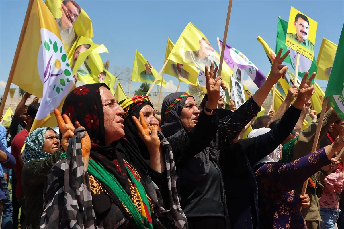 Beşdarên mîtînga li Qamişloyê: Azadiya fîzîkî ya Rêber Ocalan misogeriya aramiyê ye
