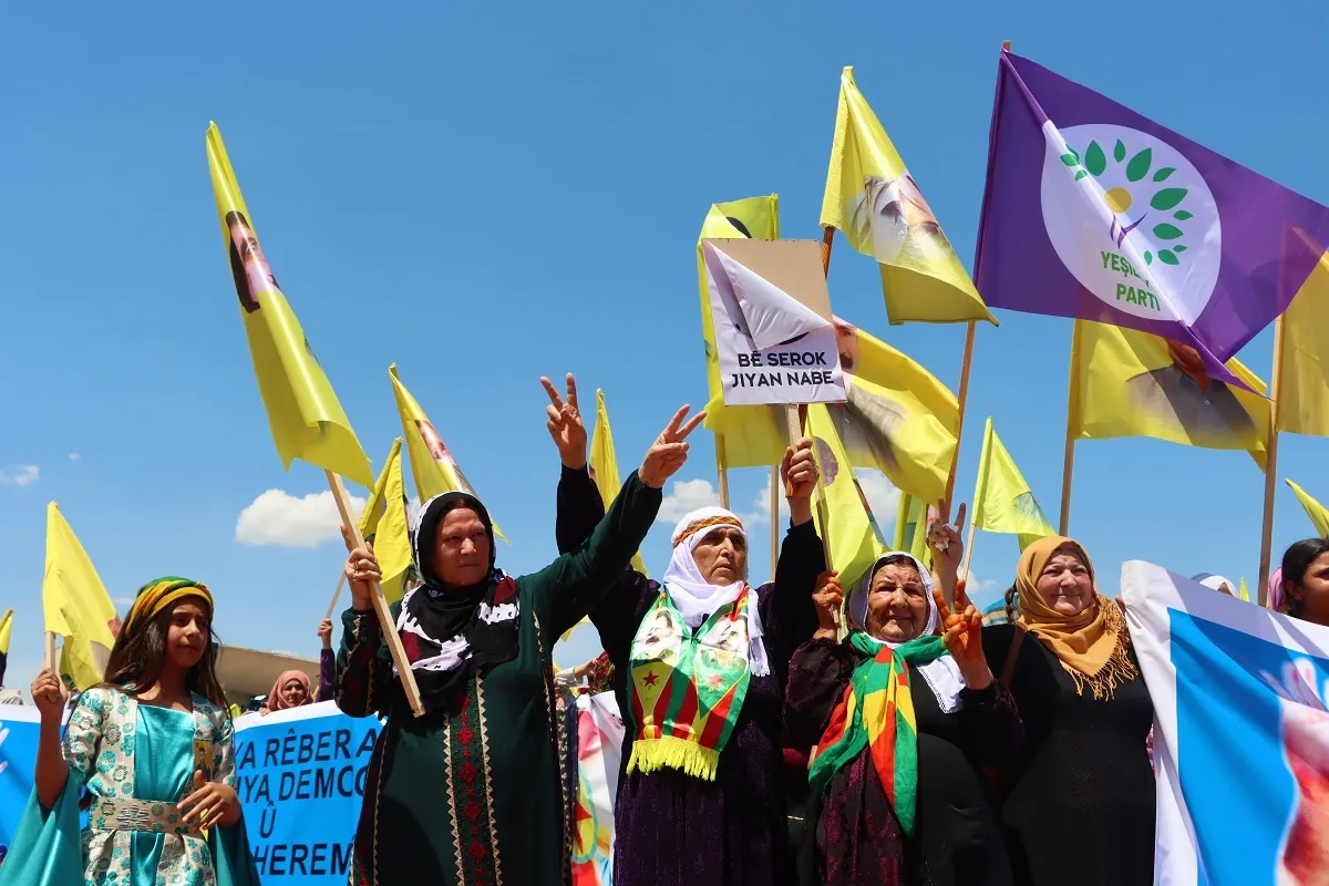 Beşdarên mîtînga li Qamişloyê: Azadiya fîzîkî ya Rêber Ocalan misogeriya aramiyê ye
