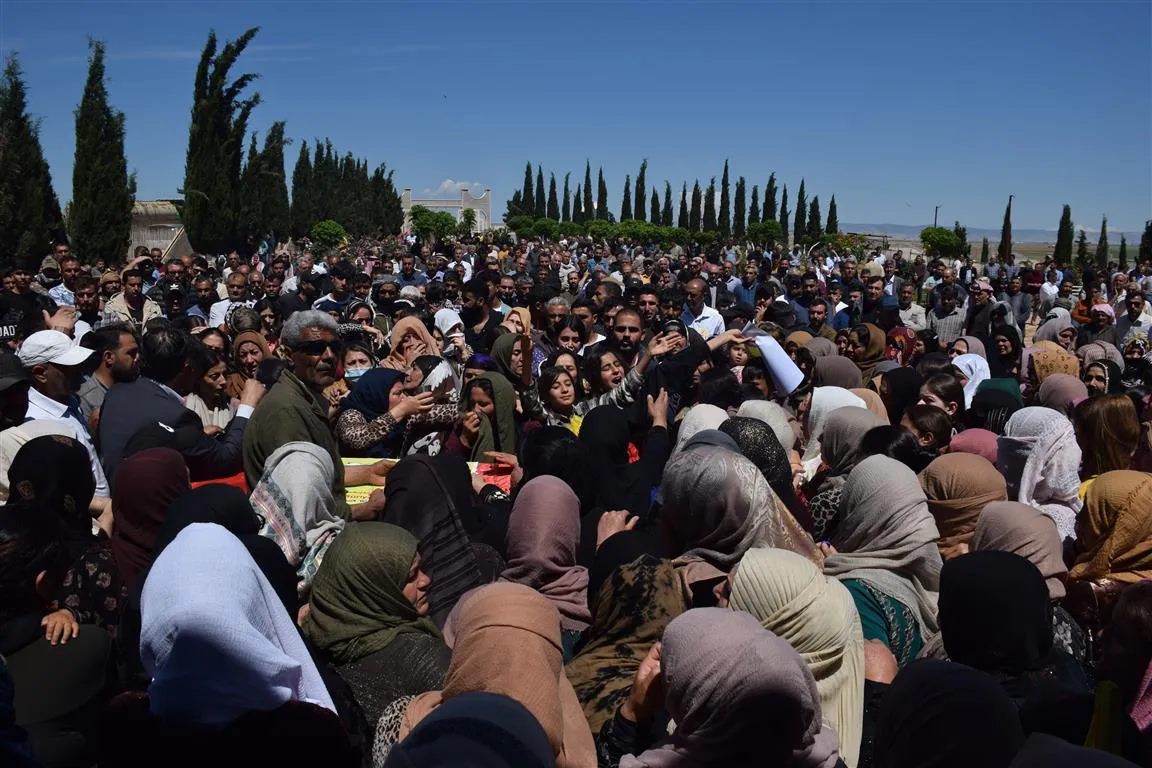 ​​​​​​​Cenazeyê şehîd Ebdulhemîd Cemîl Derwîş li Dirbêsiyê hat oxirkirin