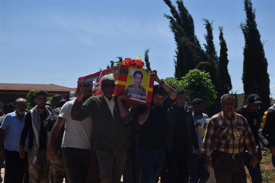 ​​​​​​​Cenazeyê şehîd Ebdulhemîd Cemîl Derwîş li Dirbêsiyê hat oxirkirin