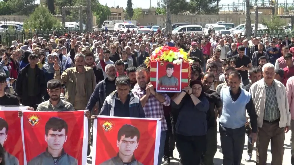 Şêniyên Kobanê cenazeyê şehîd Ferhad Mustefa oxir kir