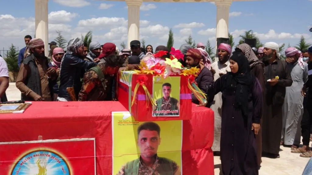 Şêniyên Reqayê cenazeyê şehîd Xelef oxir kir