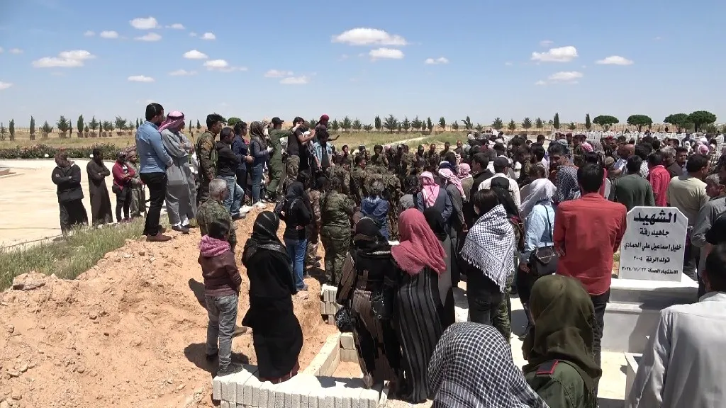 Şêniyên Reqayê cenazeyê şehîd Xelef oxir kir