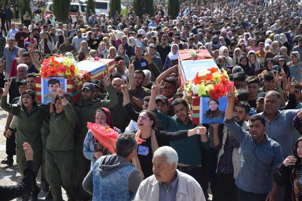 ​​​​​​​Şêniyên Kobanê cenazeyên şehîd Xemlîn û şehîd Bozan oxir kirin