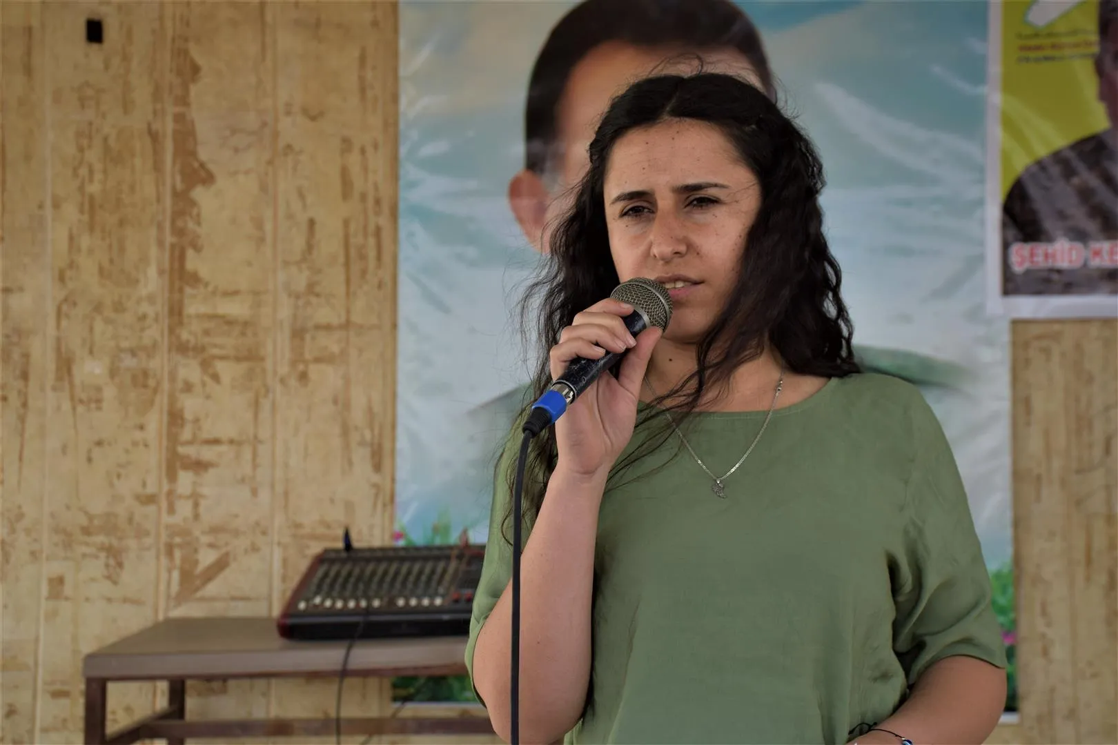 ​​​​​​​Ciwanên Dirbêsiyê ji bo xelkê Mexmûrê daketin kolanan