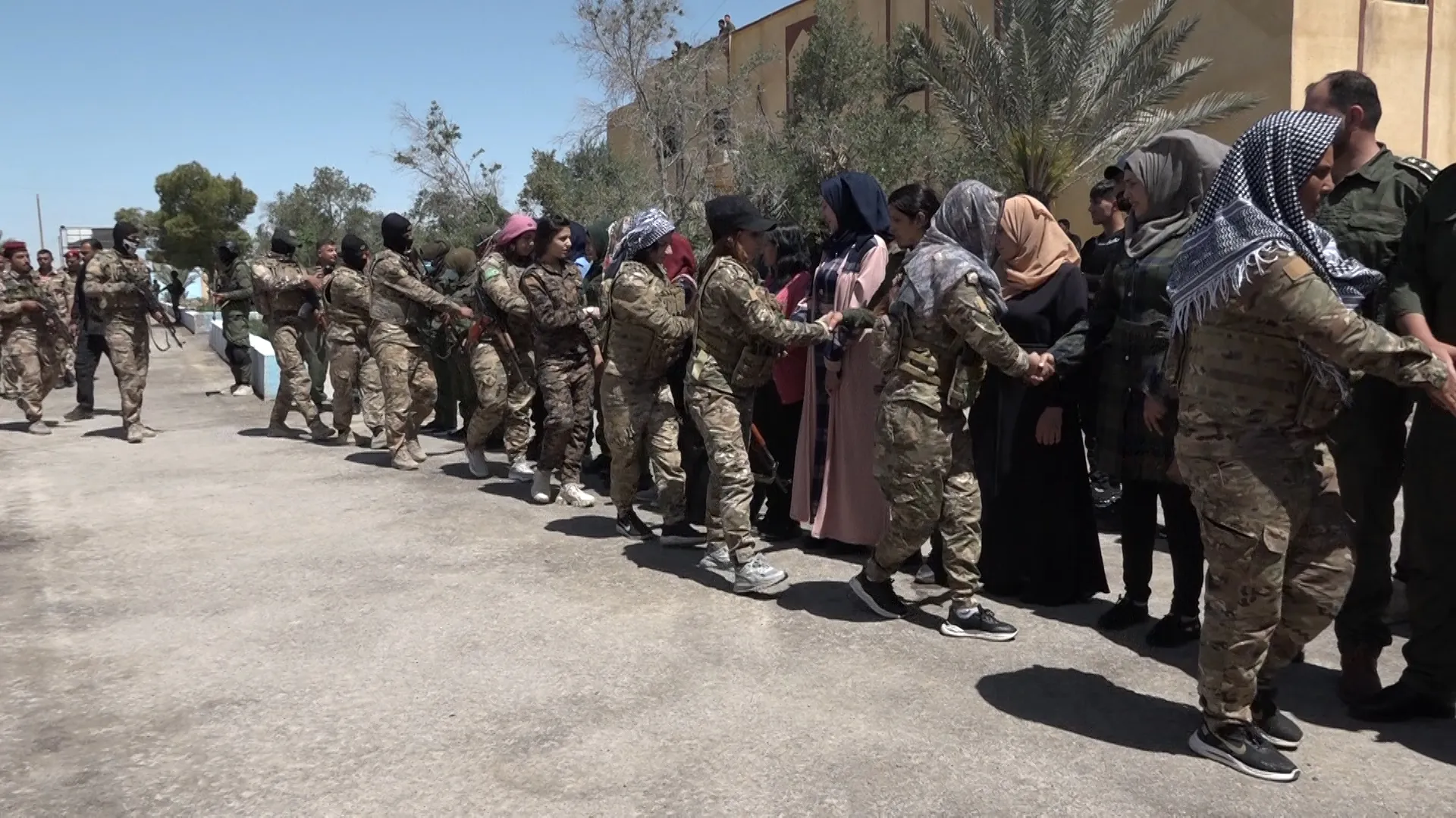 Şêniyên Dêrazorê sersaxî da malbatên şehîd Bozan, Xemlîn û Melka