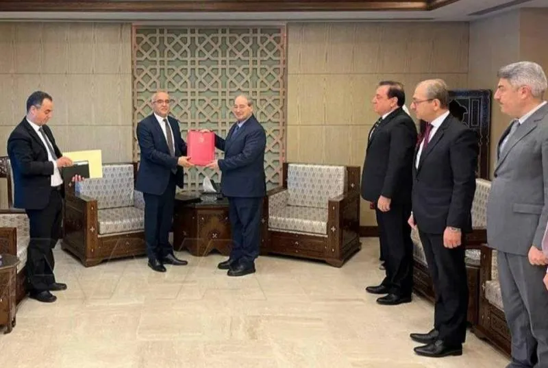 El Miqdad belgeyên fermî yên balyozê Tunisê wergirt