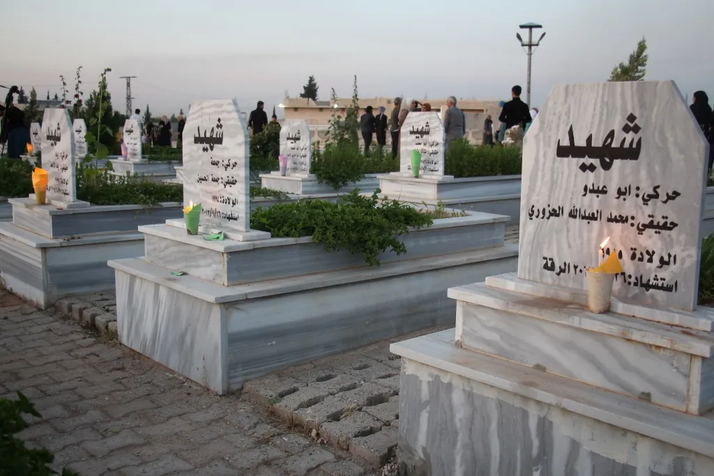 Şêniyên Reqa û Minbicê şehîdên azadiyê bi bîr anîn