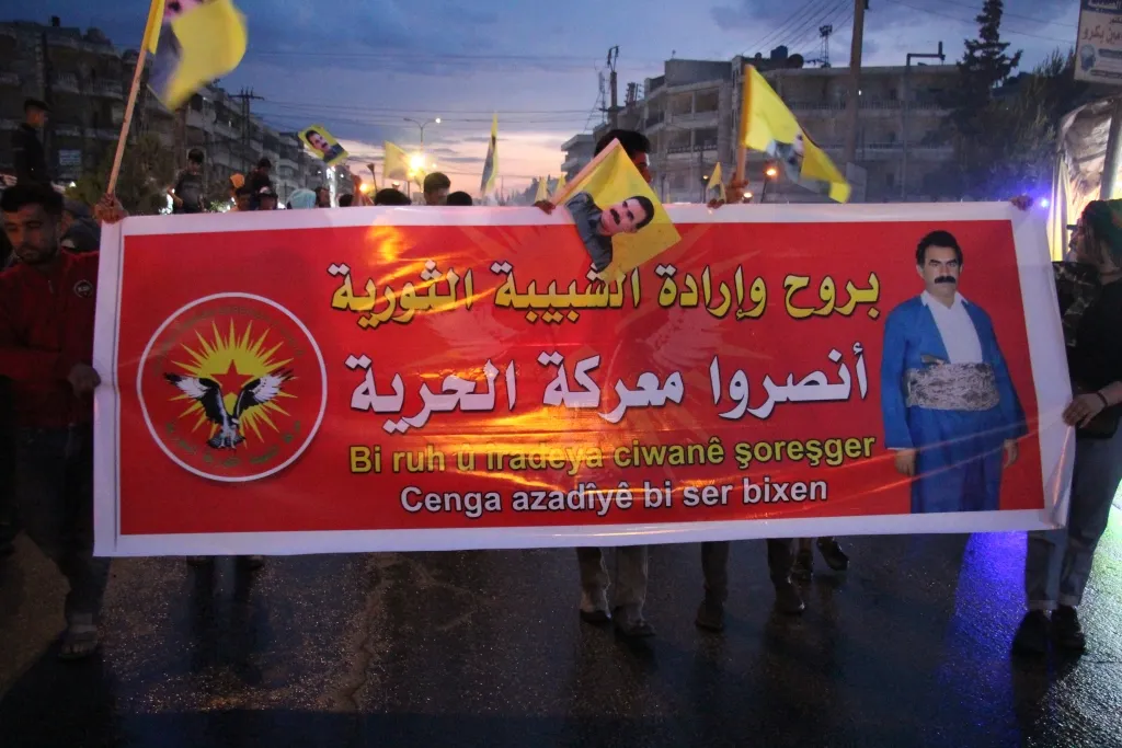 Ji bo azadiya Rêber Abdullah Ocalan bi hezaran ciwan li kolanan bû
