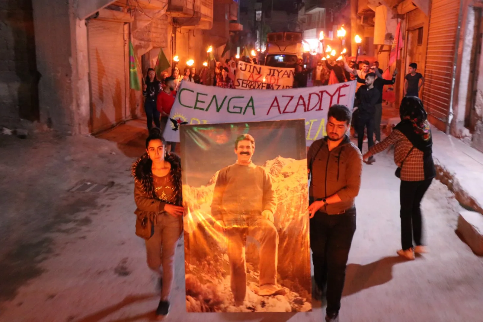 Ji bo azadiya Rêber Abdullah Ocalan bi hezaran ciwan li kolanan bû