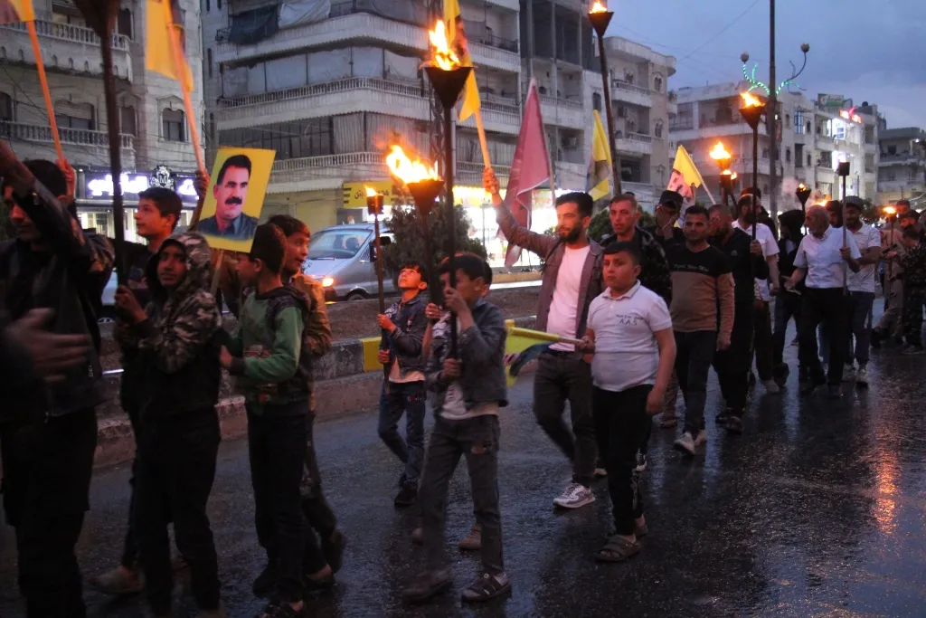 Ji bo azadiya Rêber Abdullah Ocalan bi hezaran ciwan li kolanan bû