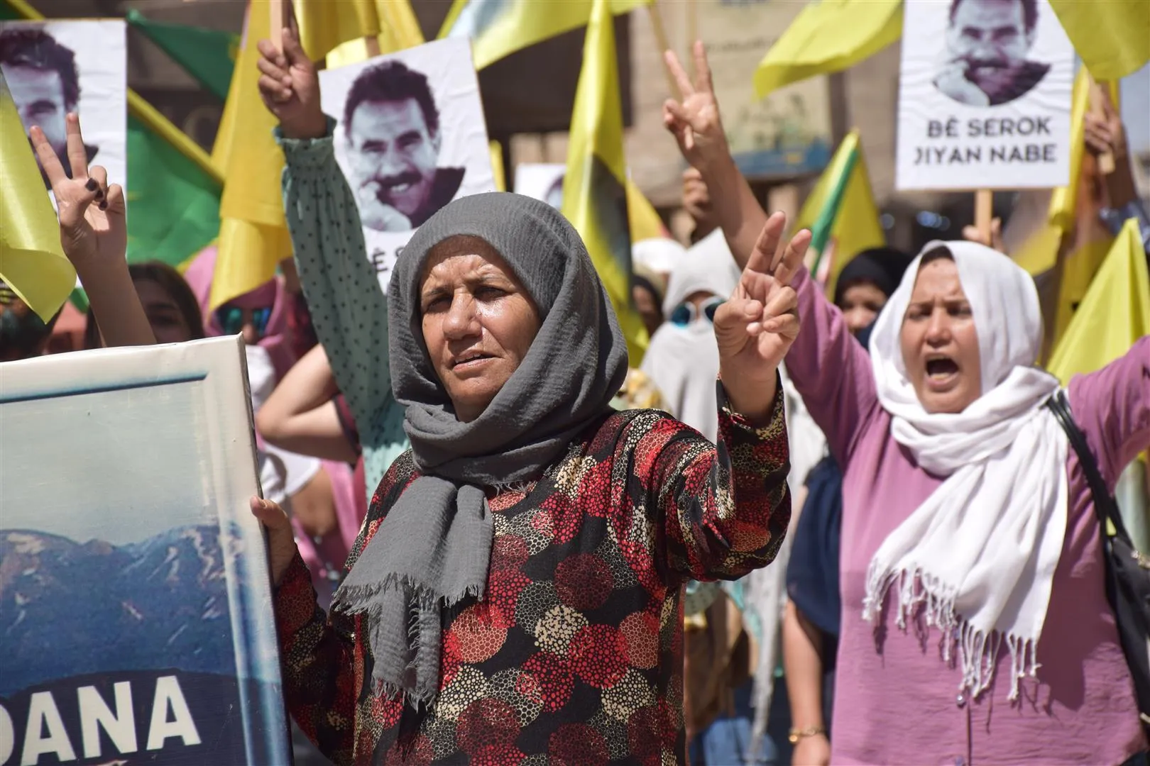​​​​​​​Xelkê Dirbêsiyê banga azadiya fîzîkî kir
