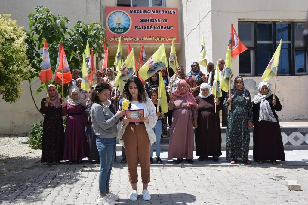 Malbatên şehîdan êrişên li ser xelkê Efrînê şermezar kirin