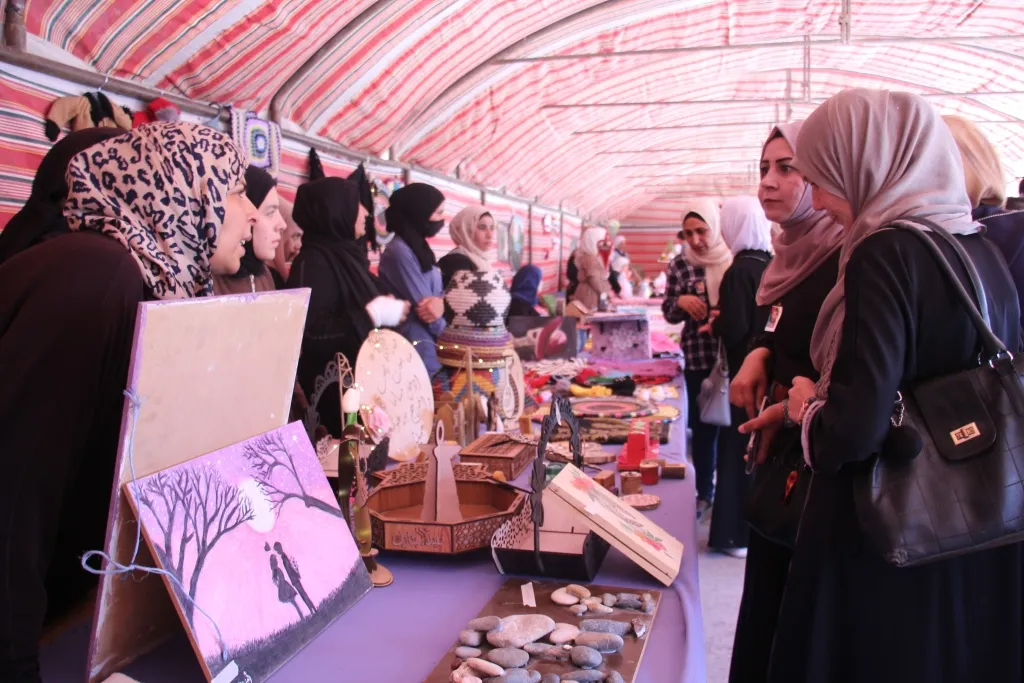 1`emîn Pêşangeha Pîşeyî ya Berhemên Destan û Hunera Jinan li Minbicê