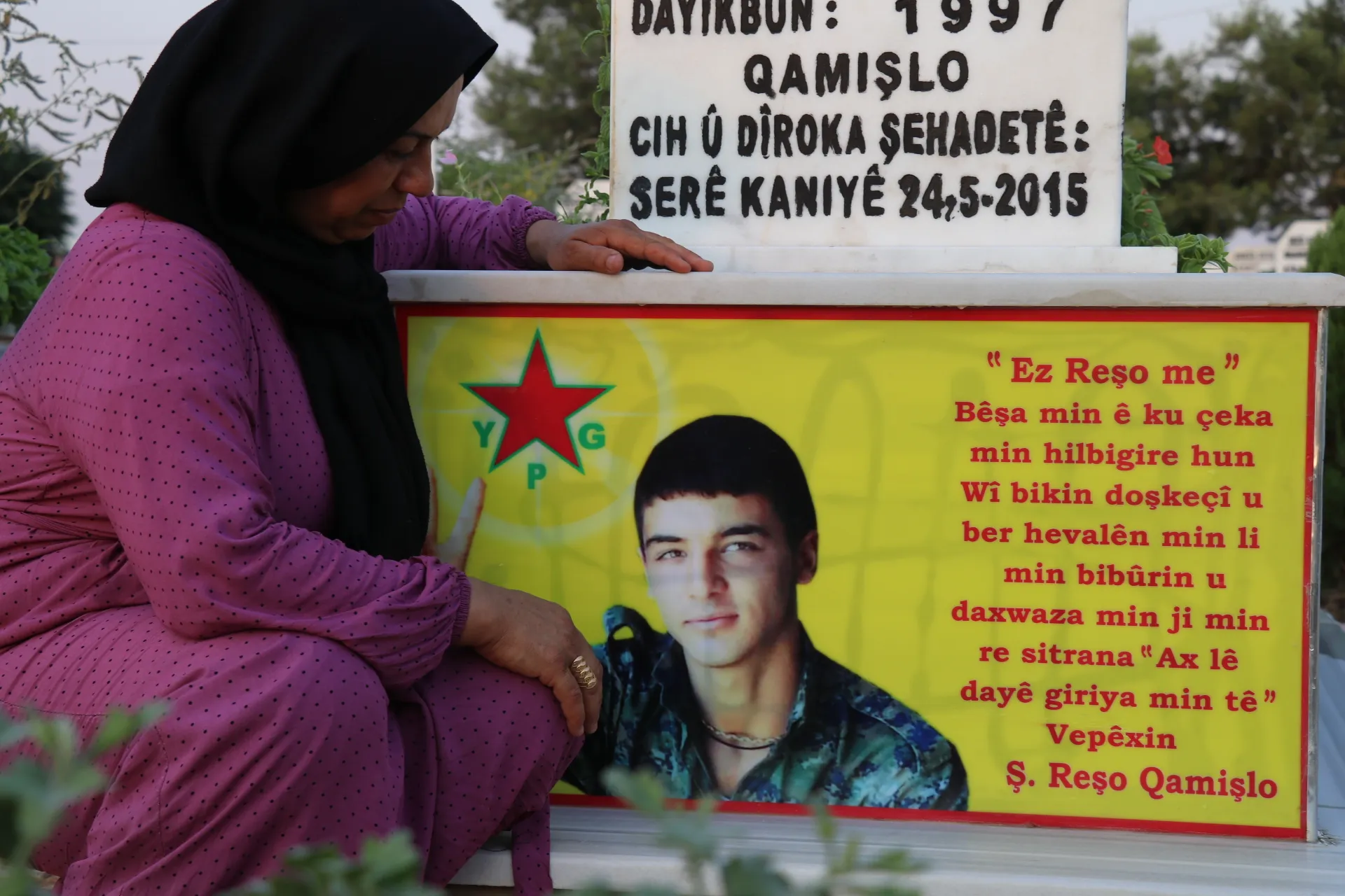 ​​​​​​​Li êvara Cejna Qurbanê mûm li ser gorên şehîdan hatin pêşxistin