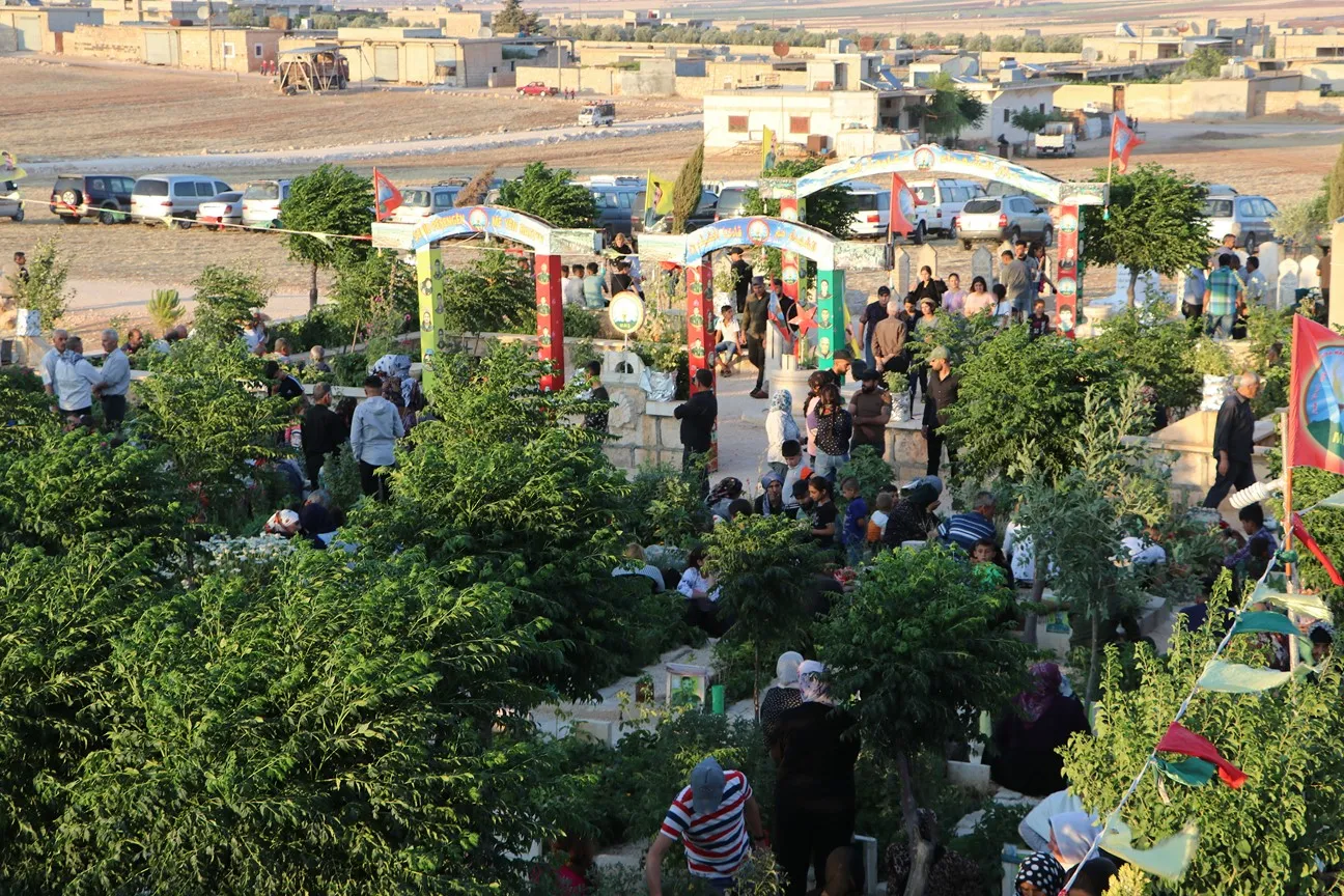 ​​​​​​​Li êvara Cejna Qurbanê mûm li ser gorên şehîdan hatin pêşxistin