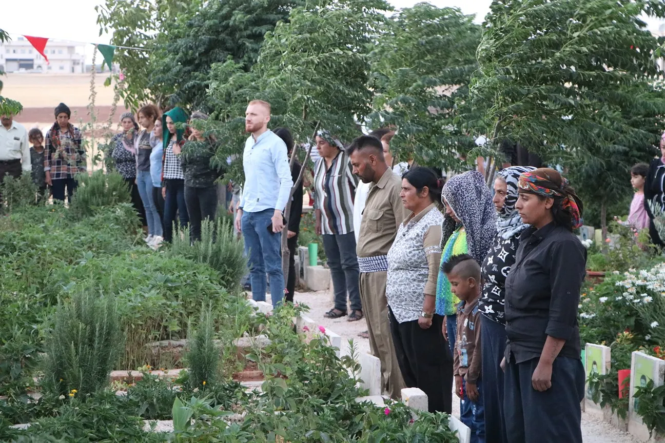 ​​​​​​​Li êvara Cejna Qurbanê mûm li ser gorên şehîdan hatin pêşxistin