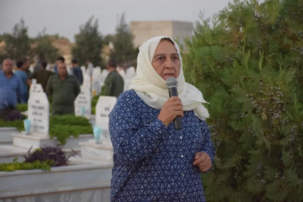 ​​​​​​​Li êvara Cejna Qurbanê mûm li ser gorên şehîdan hatin pêşxistin