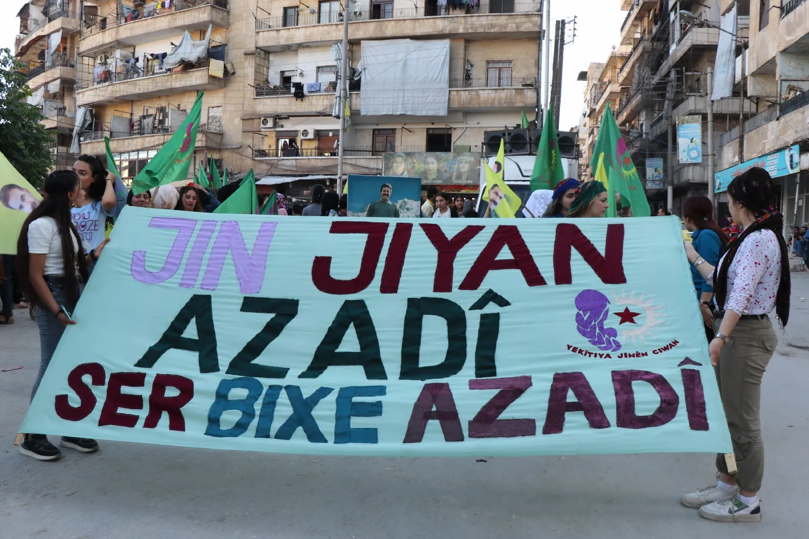 Şêniyên Helebê tecrîda li ser Rêber Abdullah Ocalan şermezar kir