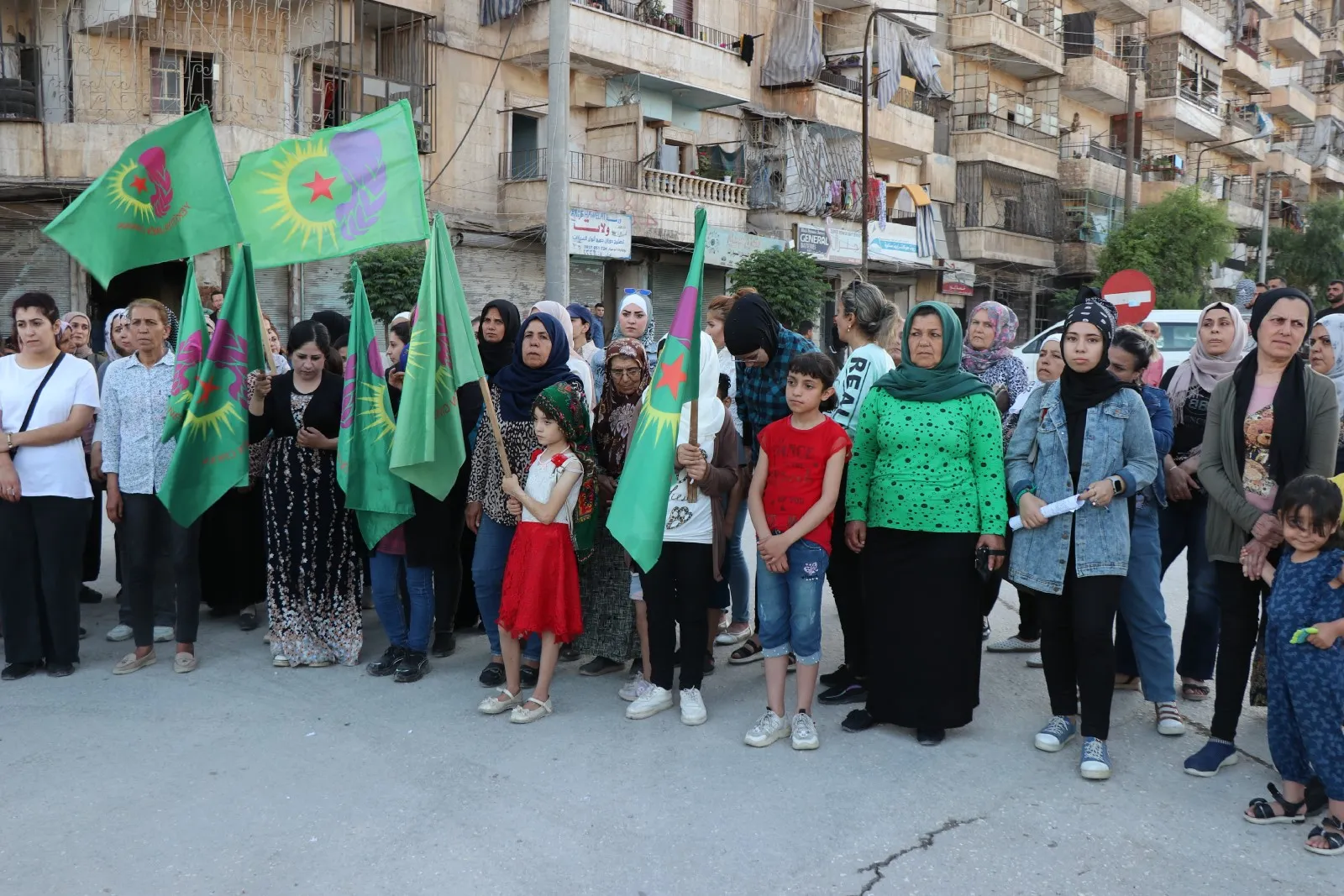 Şêniyên Helebê tecrîda li ser Rêber Abdullah Ocalan şermezar kir