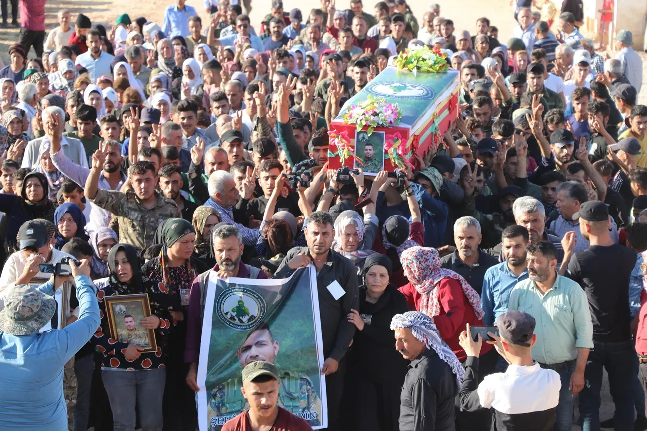 Koçberên Efrînê û şêniyên Şehbayê şehîd Diyar Efrîn oxir kir