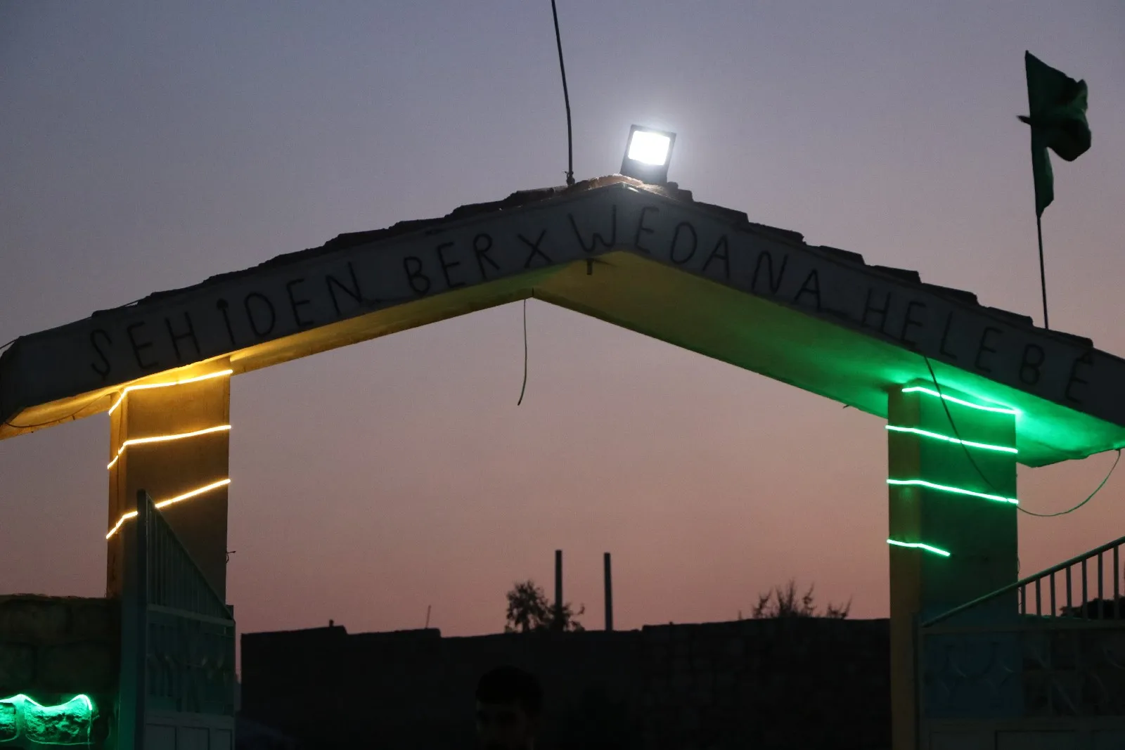​​​​​​​Li êvara Cejna Qurbanê mûm li ser gorên şehîdan hatin pêşxistin