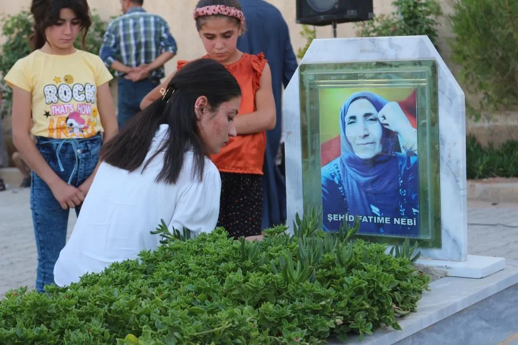 Şêniyên Kobanê şehîdên komkujiya Kobanê bi bîr anîn