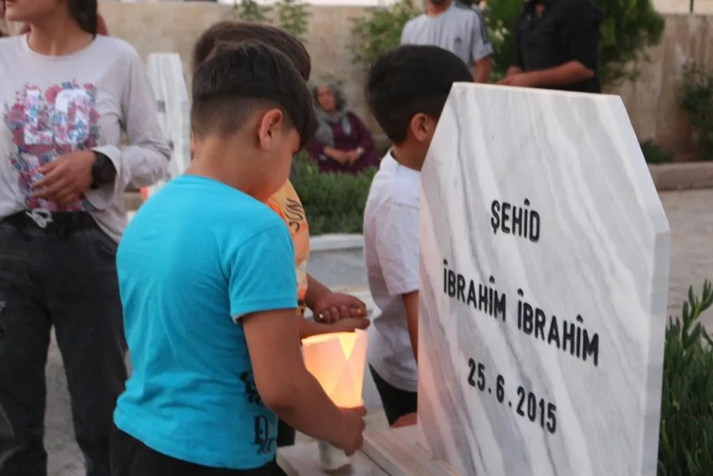 Şêniyên Kobanê şehîdên komkujiya Kobanê bi bîr anîn