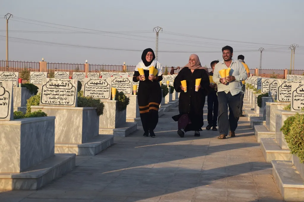 ​​​​​​​Li êvara Cejna Qurbanê mûm li ser gorên şehîdan hatin pêşxistin