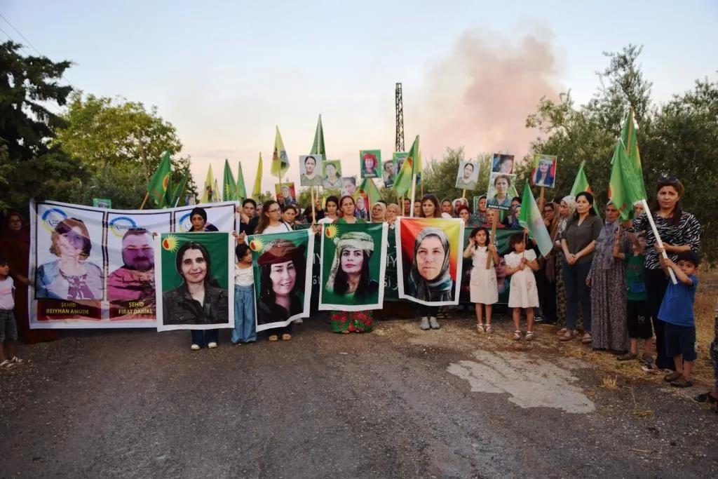 Şehîdên Komkujiya Helincê bi meşeke girseyî hatin bibîranîn