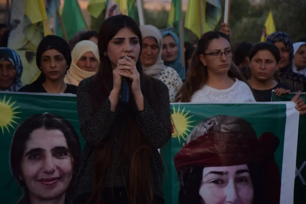 Şehîdên Komkujiya Helincê bi meşeke girseyî hatin bibîranîn