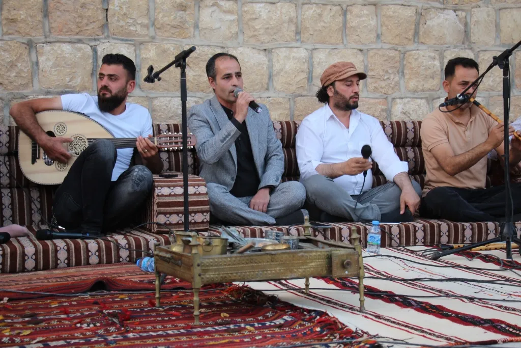 Li Minbicê şevbuhêrka vejandina rengê firatî û çanda Minbicê