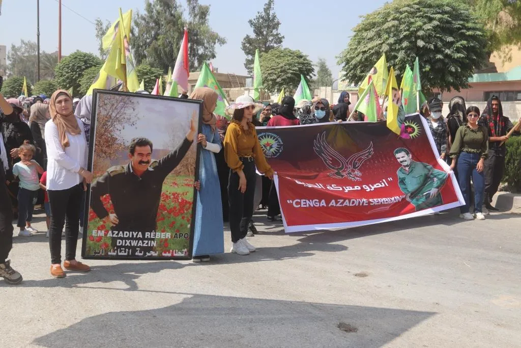 Li Reqayê bi sedan kes ji bo Rêber Ocalan meşiya