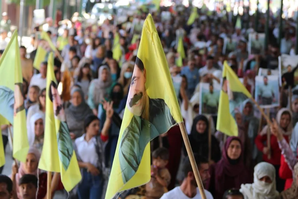 ′Em ê ji bo pêkanîna azadiya fîzîkî ya Rêbertî têkoşînê mezin bikin′