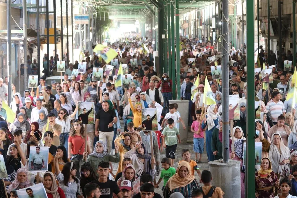 ′Em ê ji bo pêkanîna azadiya fîzîkî ya Rêbertî têkoşînê mezin bikin′