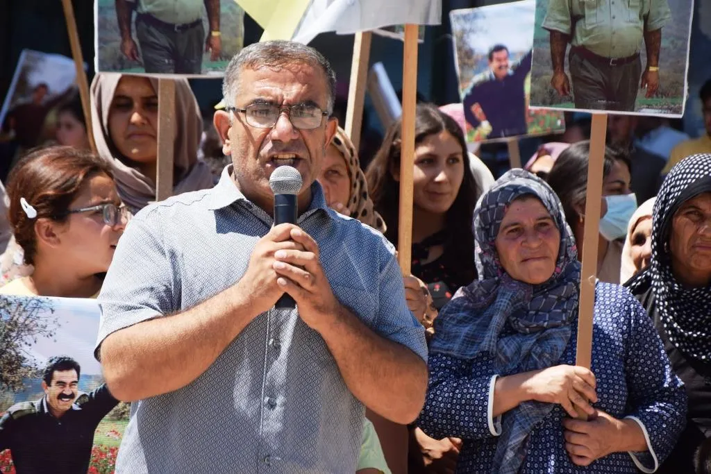 ′Em ê ji bo pêkanîna azadiya fîzîkî ya Rêbertî têkoşînê mezin bikin′