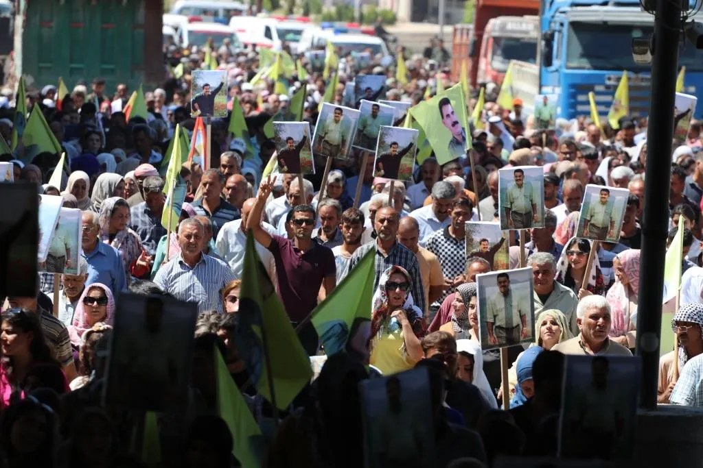 ′Em ê ji bo pêkanîna azadiya fîzîkî ya Rêbertî têkoşînê mezin bikin′
