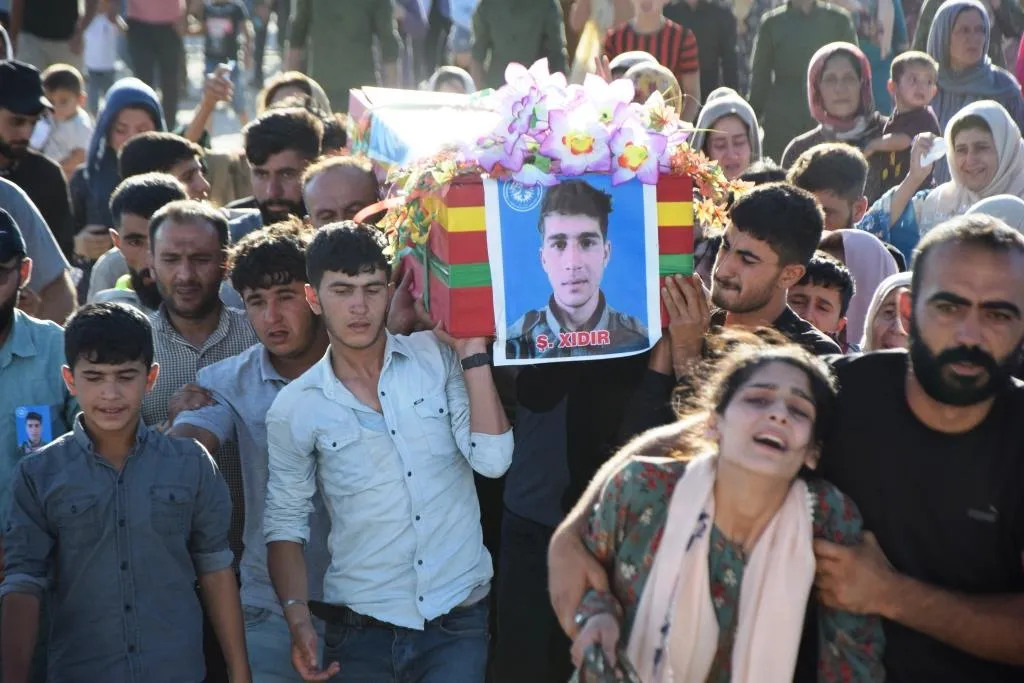 Şêniyên Kobanê cenazeyê şehîd Xidir Qadir oxir kir
