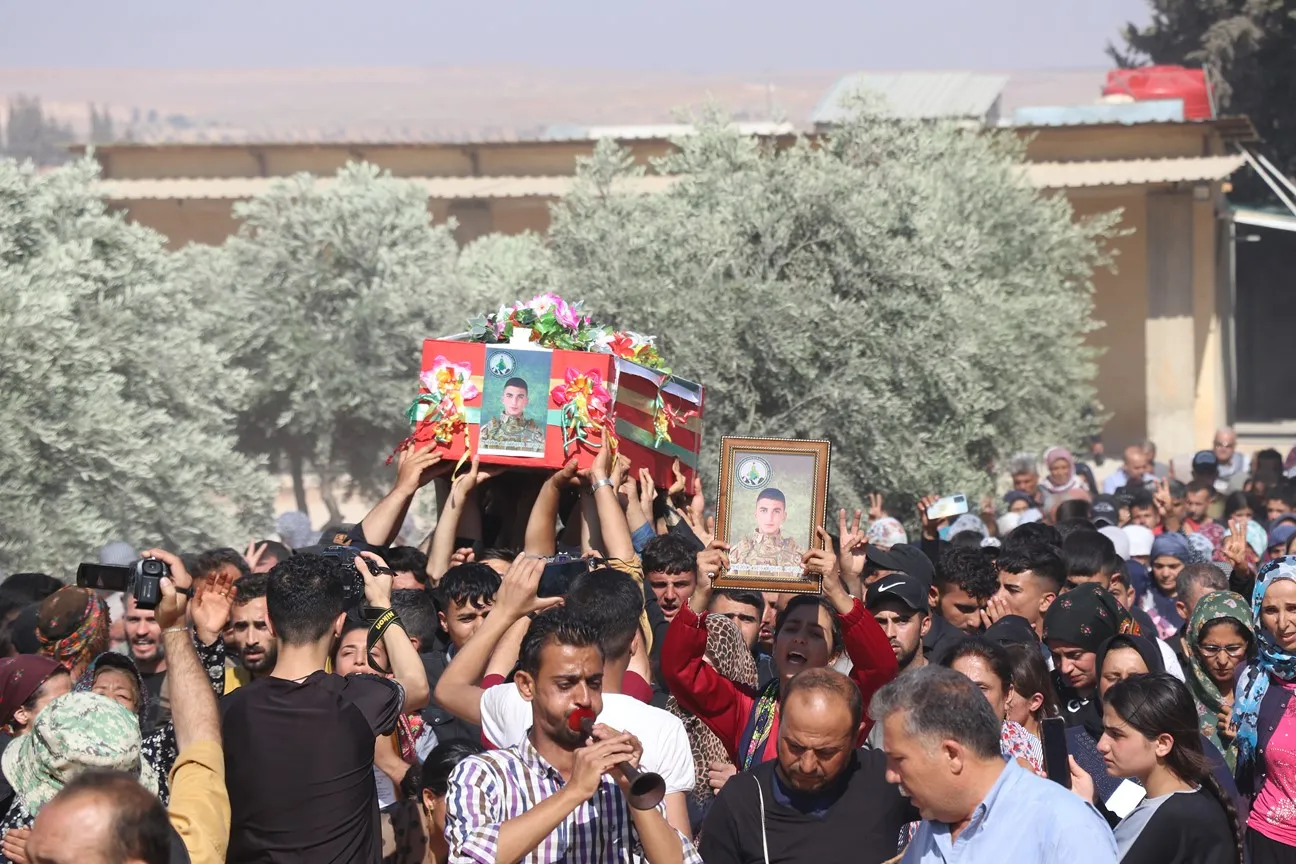 Cenazeyê şehîd Tekoşer Efrîn bi merasîmekê hat veşartin