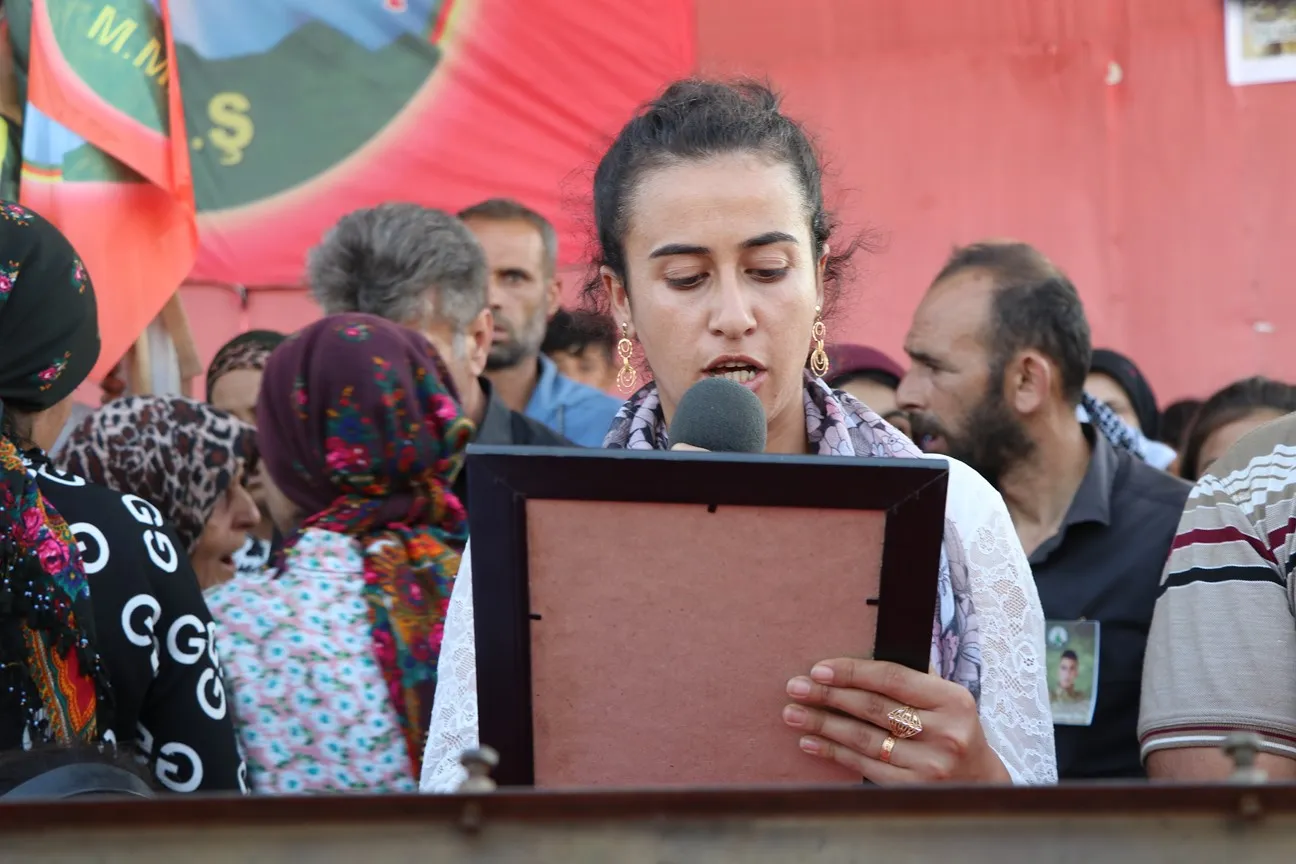 Cenazeyê şehîd Tekoşer Efrîn bi merasîmekê hat veşartin