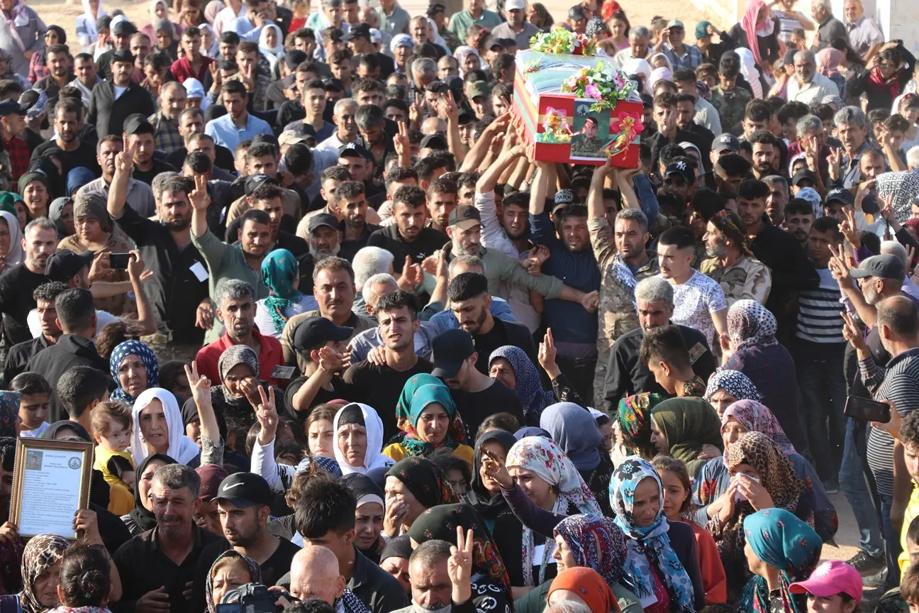 Cenazeyê şehîd Tekoşer Efrîn bi merasîmekê hat veşartin