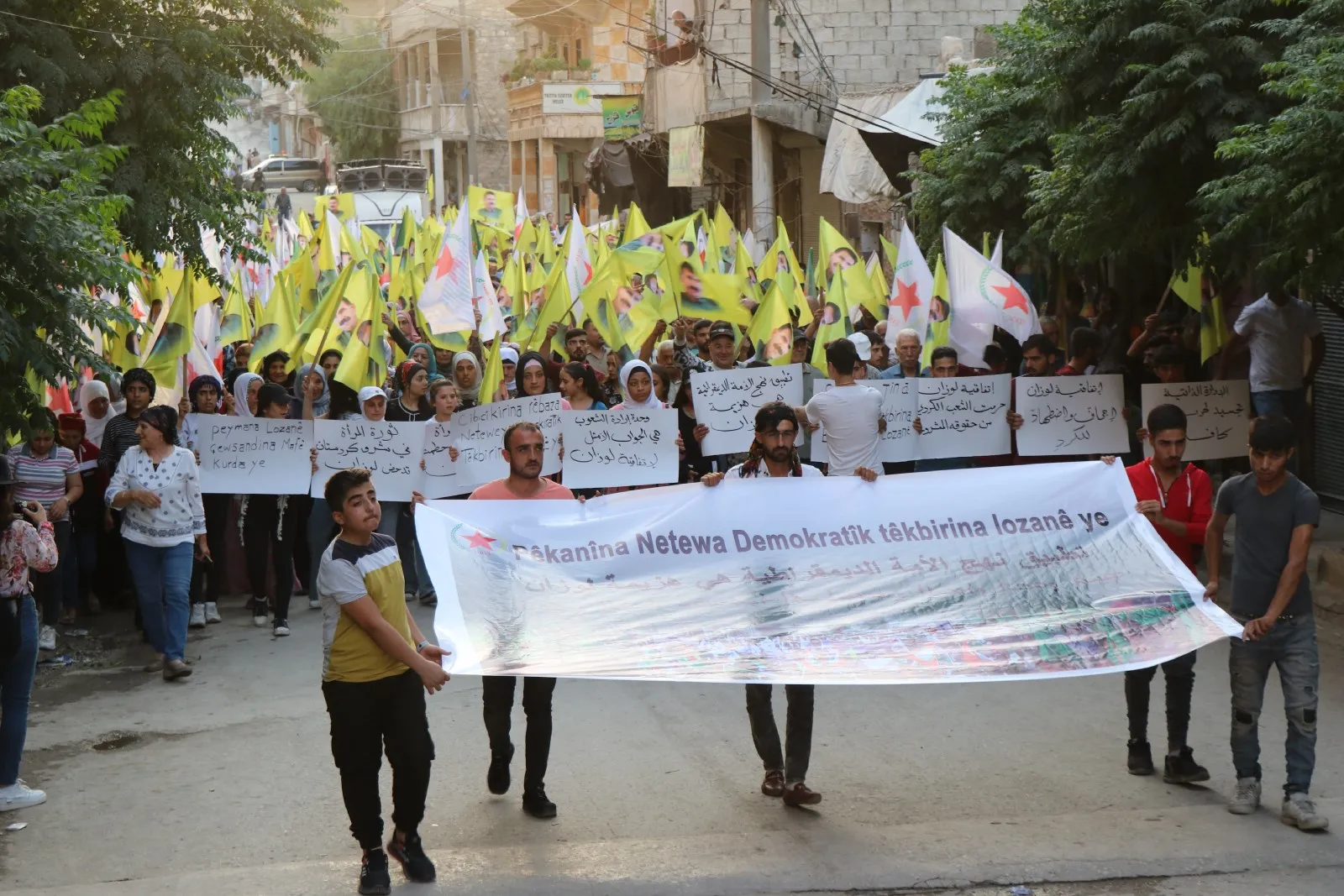 Xelkê Helebê: Bi berxwedana xwe em dê Lozanê têk bibin