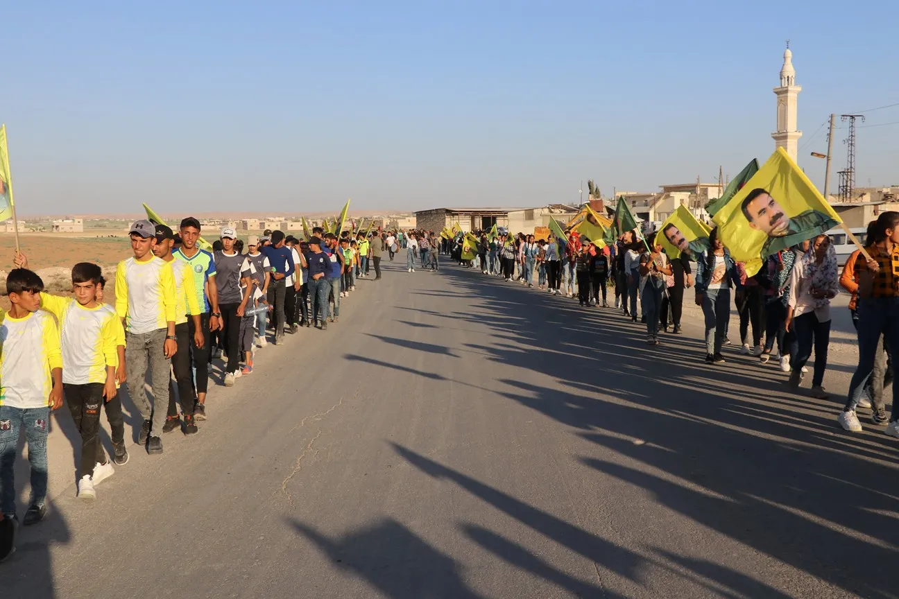 Ciwanên Efrîn û Şehbayê li dijî tecrîdê meşiyan
