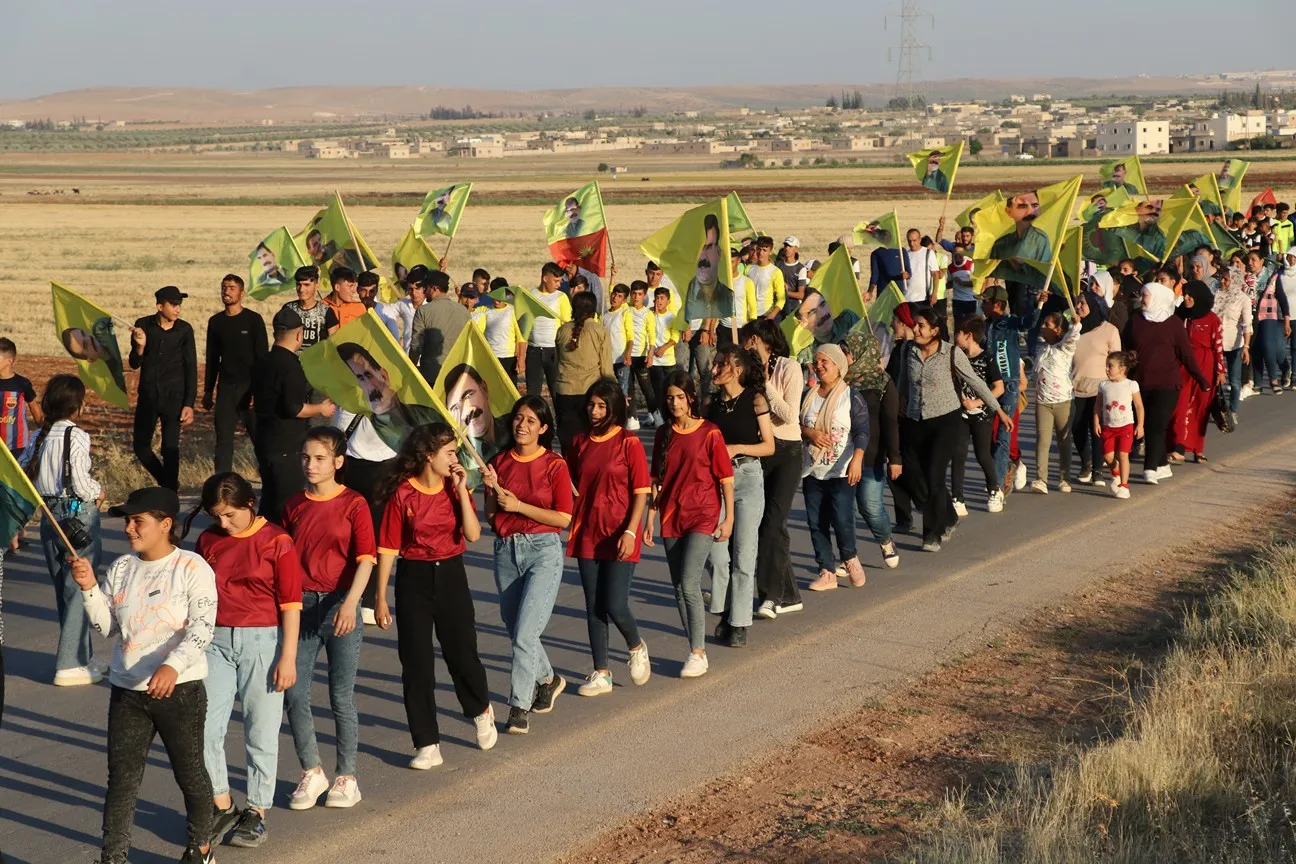 Ciwanên Efrîn û Şehbayê li dijî tecrîdê meşiyan