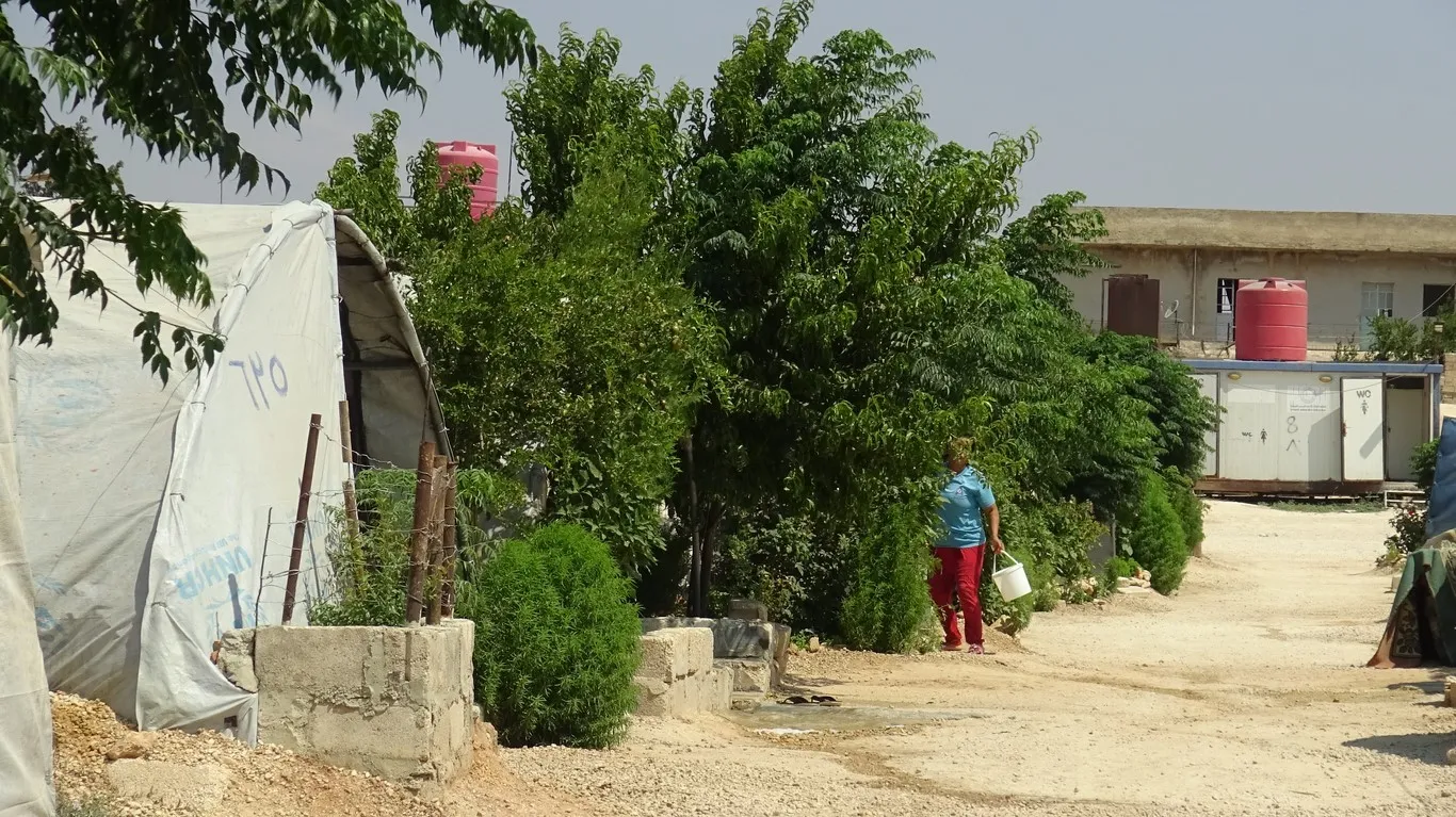 Koçberên Efrînê bi destkariyan debara xwe dikin