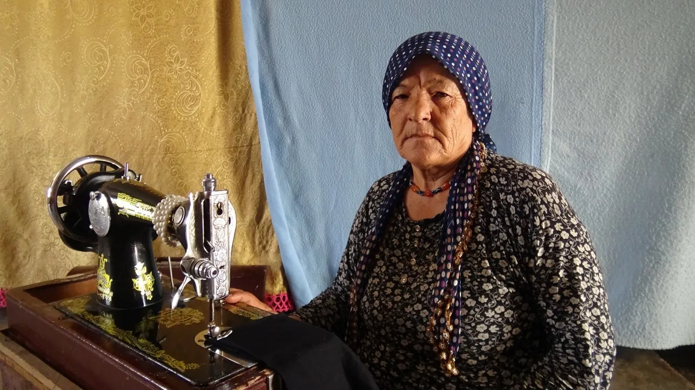 Koçberên Efrînê bi destkariyan debara xwe dikin