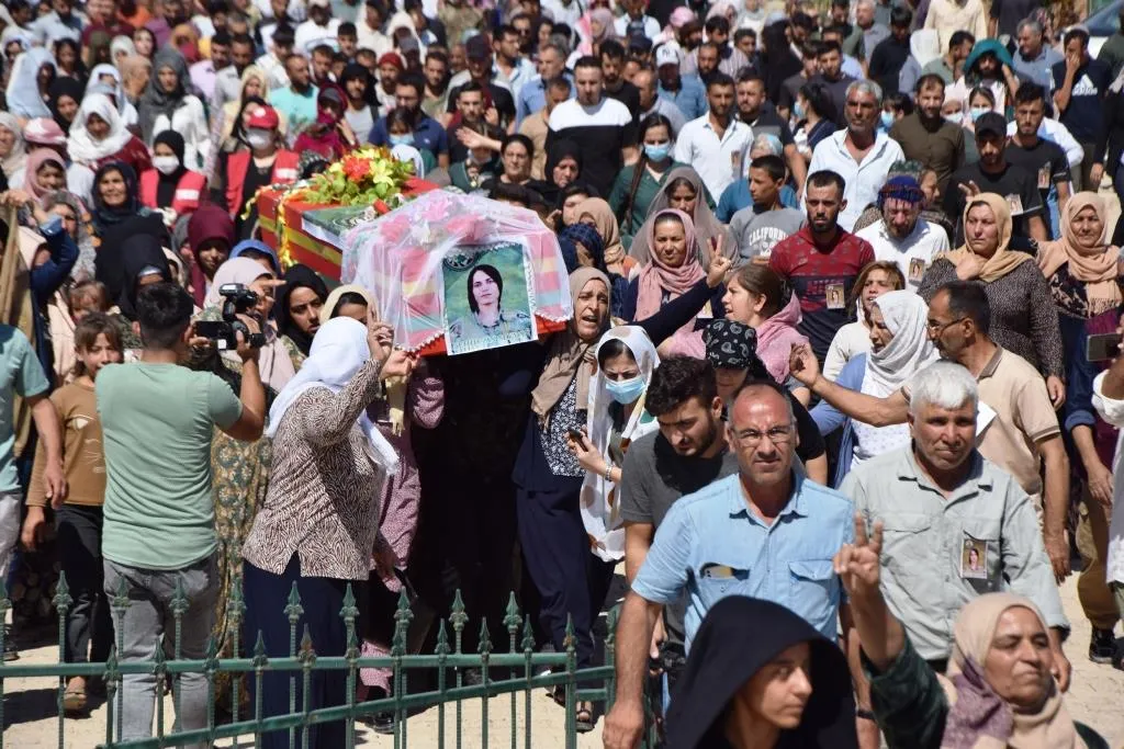 Cenazeyê şehîd Zîn Sekvan bi merasîmekê hat veşartin