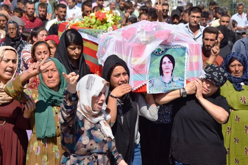 Cenazeyê şehîd Zîn Sekvan bi merasîmekê hat veşartin