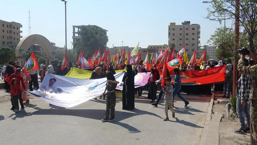 Xelkê Reqayê ji bo Rêber Abdullah Ocalan meşiyan